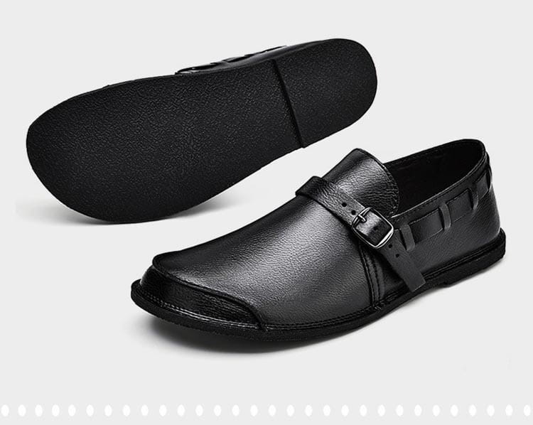 Mocassin à enfiler en cuir noir pour hommes, avec sangle à boucle et semelle texturée, conçu pour un usage décontracté.