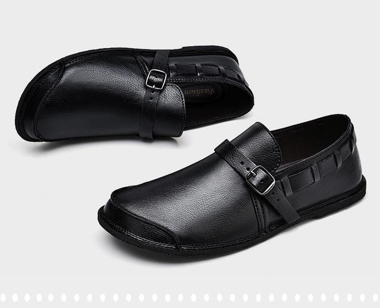 Mocassin à enfiler en cuir noir pour hommes, avec sangle à boucle sur l’empeigne, pour un usage décontracté.
