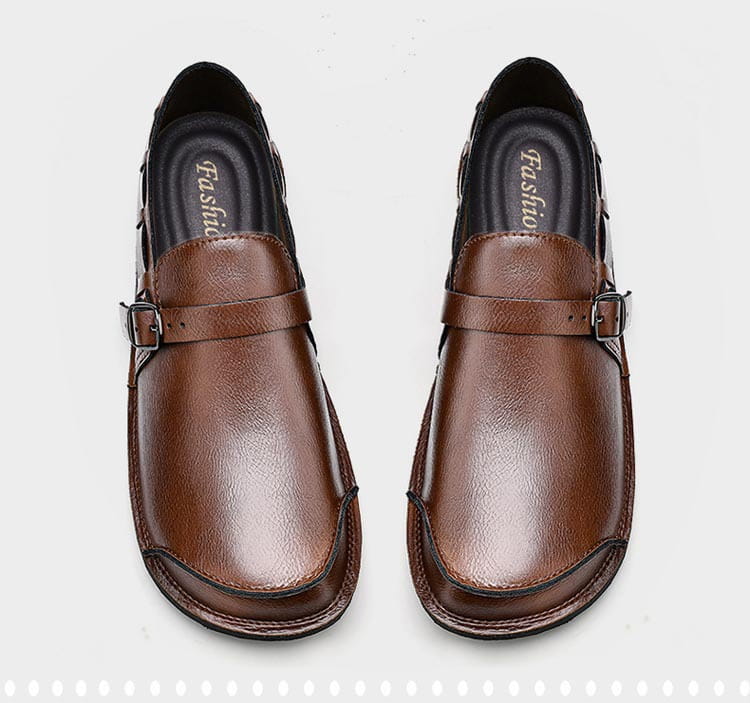 Mocassins décontractés à enfiler en cuir marron pour hommes, présentant une seule sangle à boucle sur l’empeigne