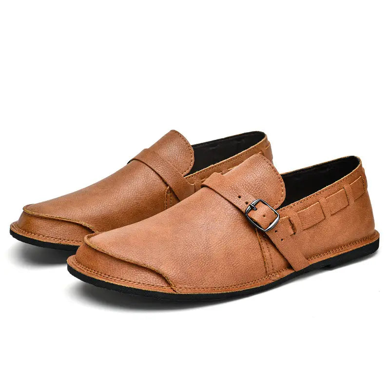 Mocassins décontractés à enfiler en cuir camel pour hommes, avec boucle argentée et semelles en caoutchouc noir, avec sangle à boucle.