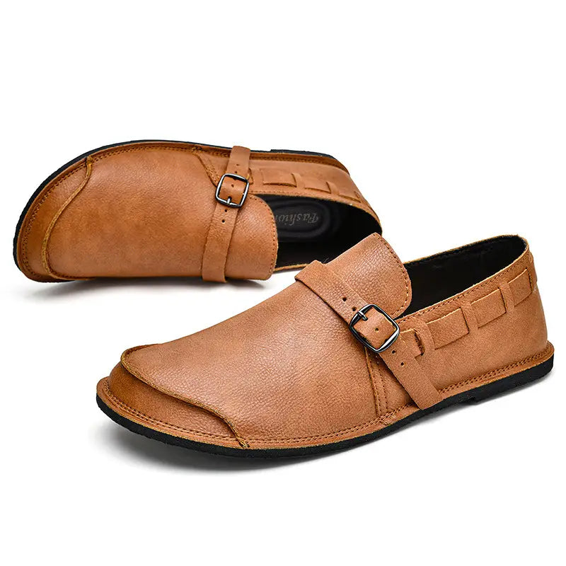 Mocassins à enfiler en cuir camel pour hommes avec une sangle à boucle et des finitions cousues pour une tenue décontractée.