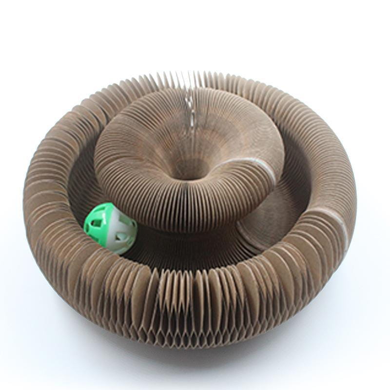 Juguete tipo órgano de tablero rascador para gatos de cartón corrugado marrón con diseño en espiral y una pelota con campana de plástico verde en su interior para el juego interactivo.