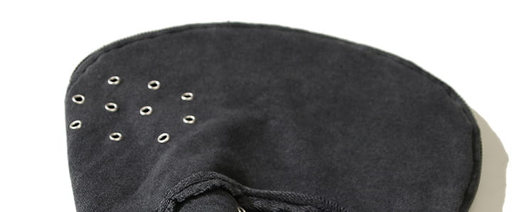 Sombrero de ante negro con ojales plateados, combinado con un cárdigan con cremallera y capucha estilo batik desgastado.