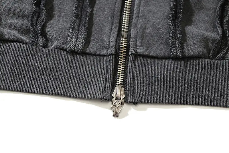 Chaqueta tipo denim gris oscuro desgastada con cremallera plateada y bajo acanalado, que se muestra en el producto de cárdigan con cremallera y capucha estilo batik desgastado.