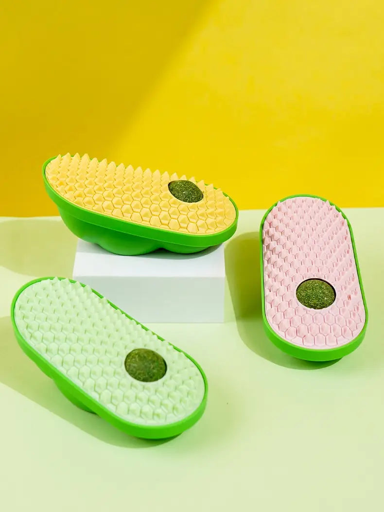 Drei farbenfrohe ergonomische Fußmassager mit grünen Gummibasen und strukturierten Silikon-Oberteilen in Gelb, Pink und Weiß für die Katzenbürste zur Selbstpflege und das Silikon-Kratzspielzeug.