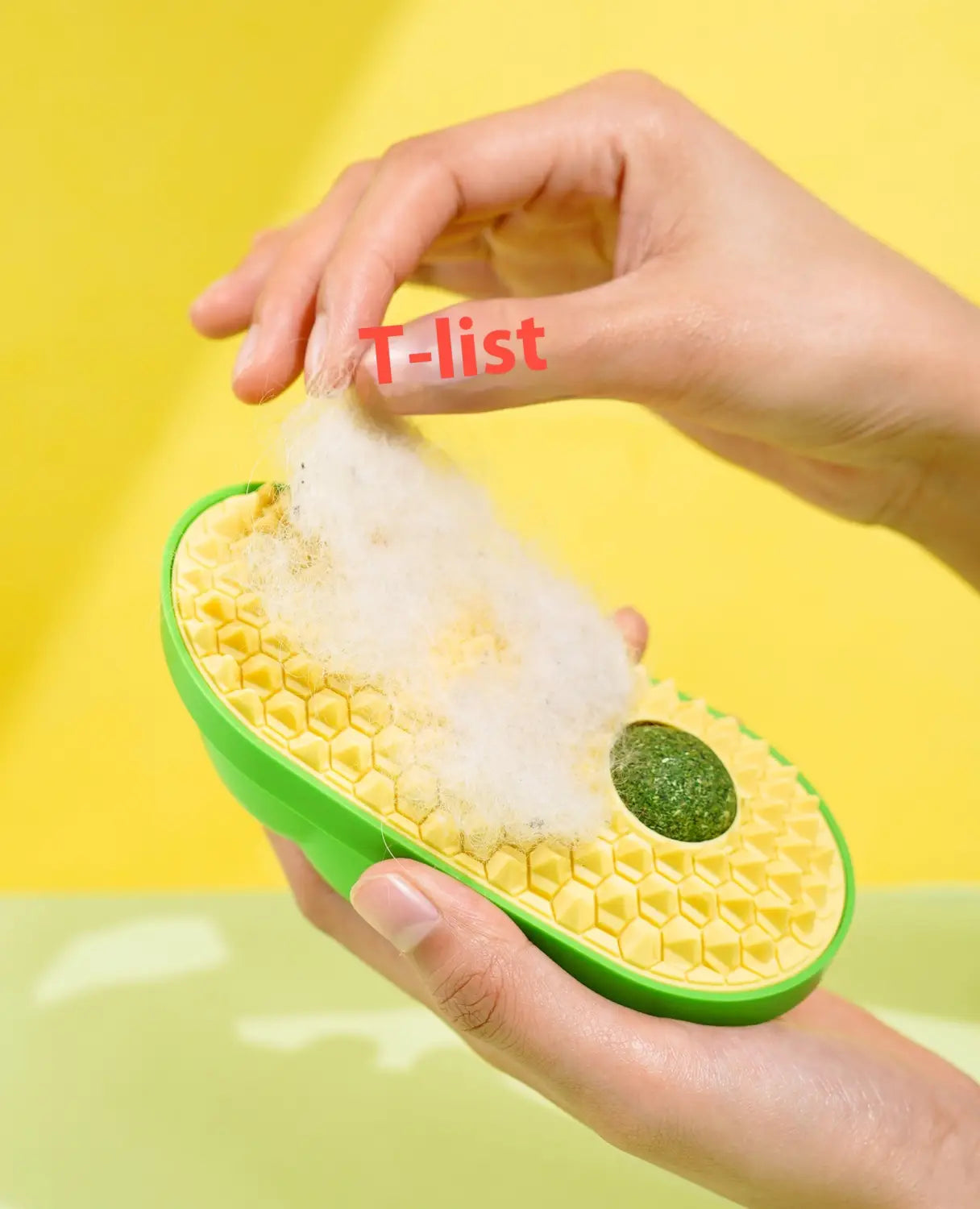 Grüne und gelbe, avocadoförmige Katzenbürste zur Selbstpflege und Silikon-Kratzspielzeug mit strukturierter Oberfläche zur Entfernung von Tierhaaren.