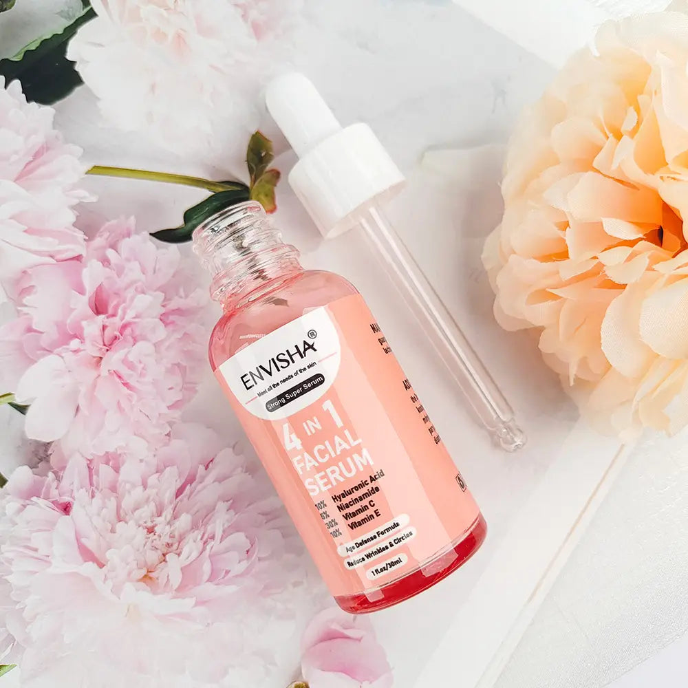 Eine klare Glasflasche mit weißem Pipettenaufsatz, gefüllt mit pinker Flüssigkeit, beschriftet mit „envisha 4-in-1 Facial Serum“, umgeben von zarten rosa- und pfirsichfarbenen Blumen für Anti-Aging-Gesichtsserum 4-in-1 Whitening-Esenz 30 ml.