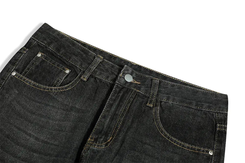 Vaqueros de mezclilla de algodón para hombre con campana desgastada y lavado oscuro, con costuras reforzadas y un botón de tono plateado.