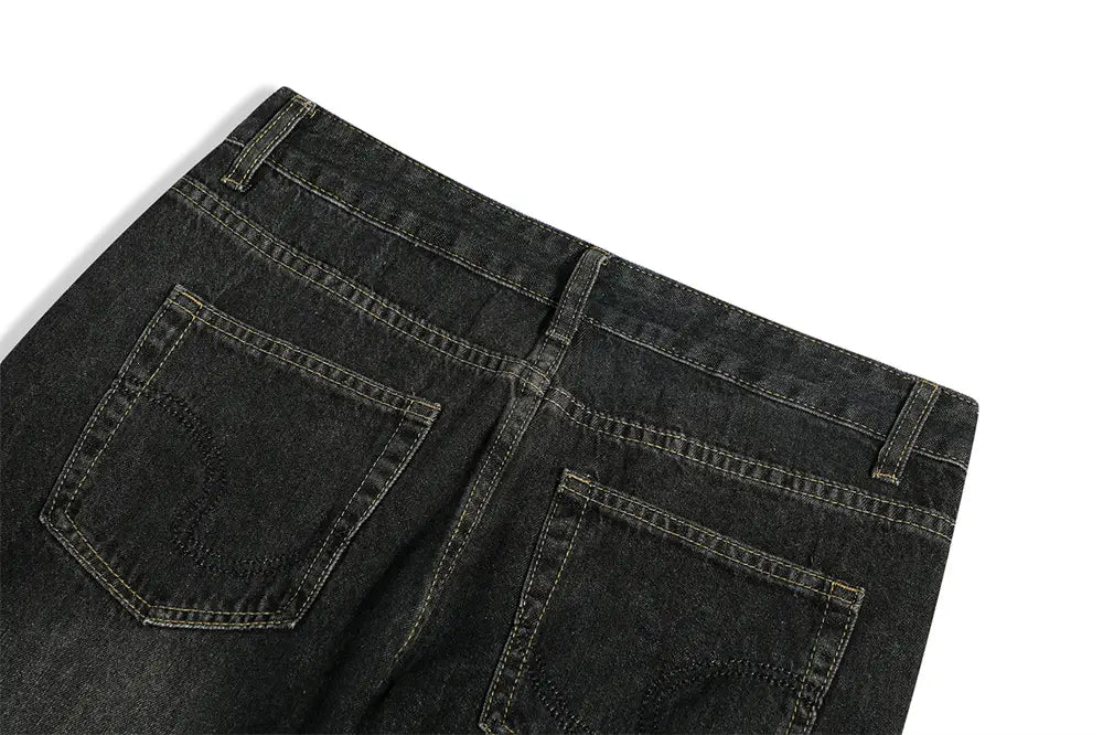 Vaqueros de mezclilla de algodón para hombre con campana desgastada y lavado oscuro, mostrados desde la parte trasera con un diseño clásico de bolsillo trasero y costuras visibles.