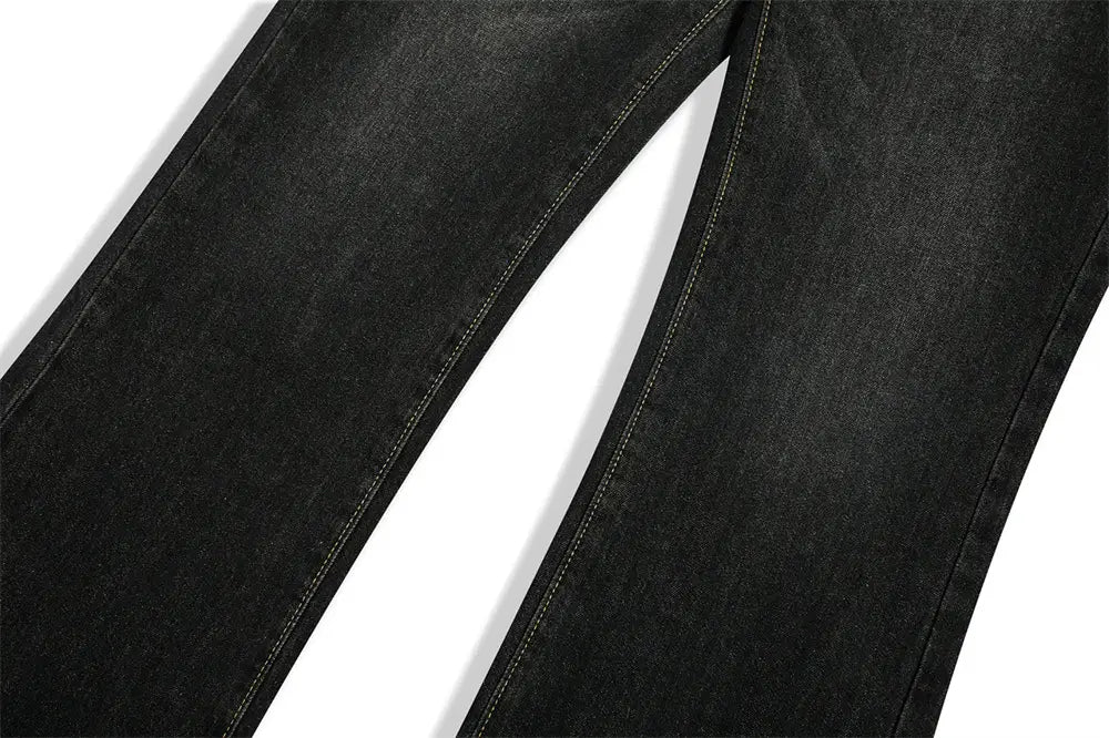 Vaqueros de mezclilla de algodón para hombre con campana desgastada y lavado oscuro en color negro, con corte de pierna recta y costuras visibles a lo largo de las costuras.