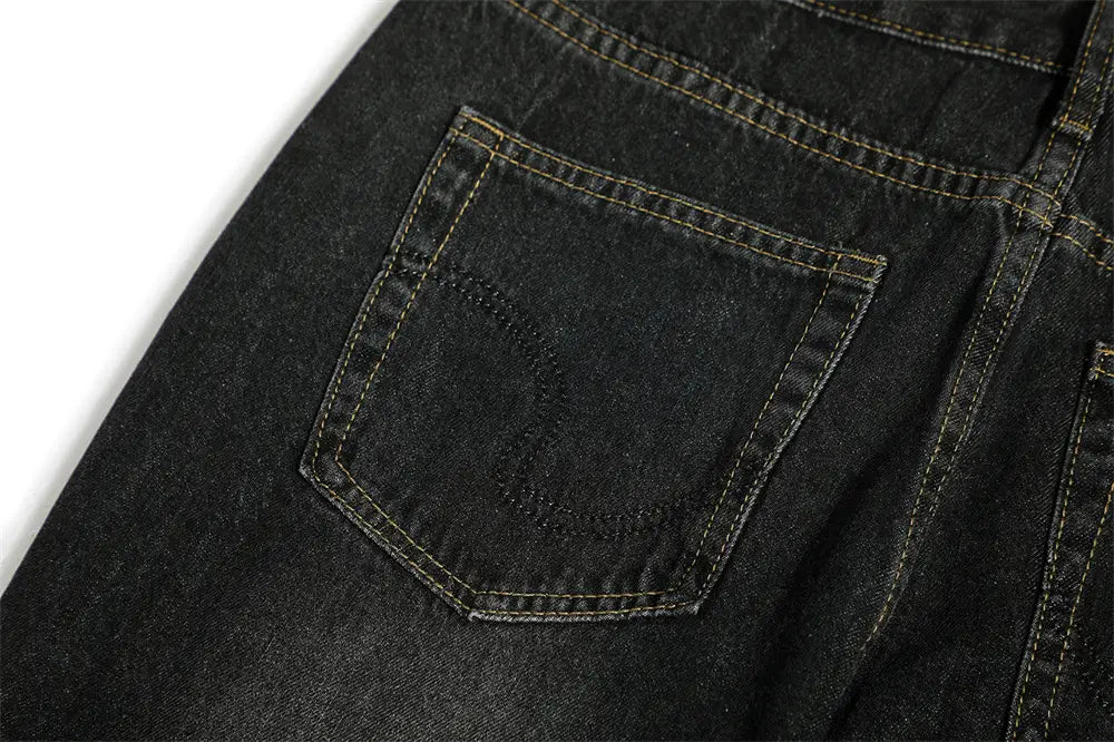 Vaqueros de mezclilla de algodón para hombre con campana desgastada y lavado oscuro, que muestran el lado trasero con un bolsillo trasero clásico, con costuras claras en contraste y deslavado sutil