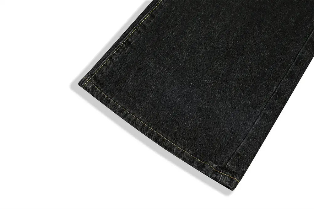 Vaqueros de mezclilla de algodón para hombre con campana desgastada y lavado oscuro, con costuras visibles a lo largo de la costura, confeccionados con material de mezclilla resistente.