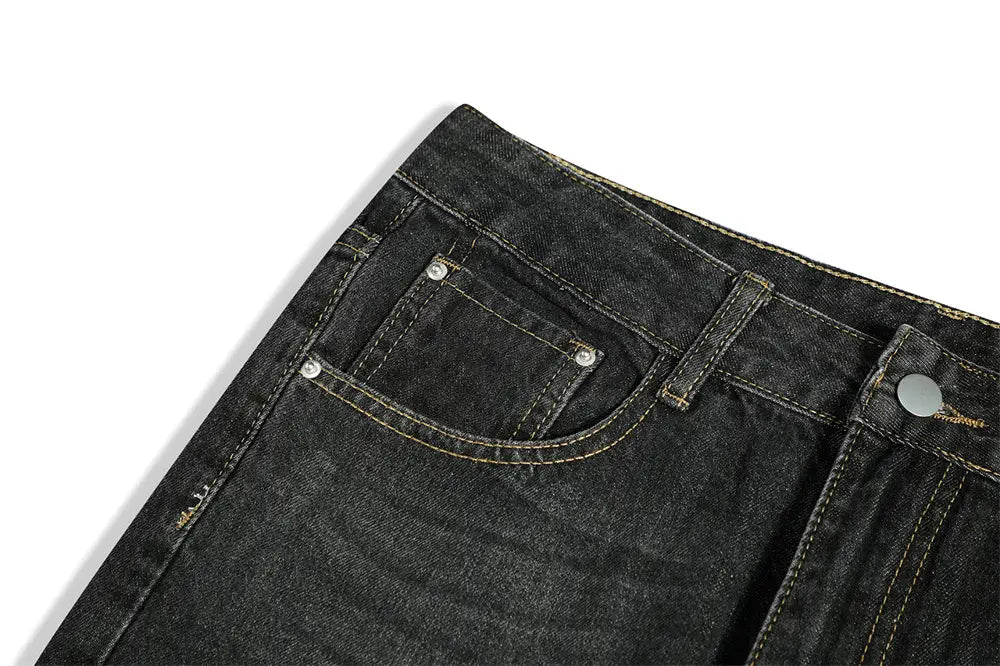 Vaqueros de mezclilla de algodón para hombre con campana desgastada y lavado oscuro, con costuras reforzadas y botones metálicos de tono plateado.