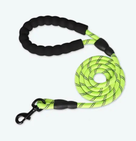 Laisse pour chien réfléchissante avec nylon tressé vert néon et noir et poignées avec prise rembourrée pour des promenades confortables.