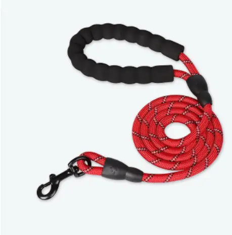 Laisse pour chien réfléchissante tressée rouge et noire avec poignée rembourrée en nylon durable pour des promenades confortables et sûres.