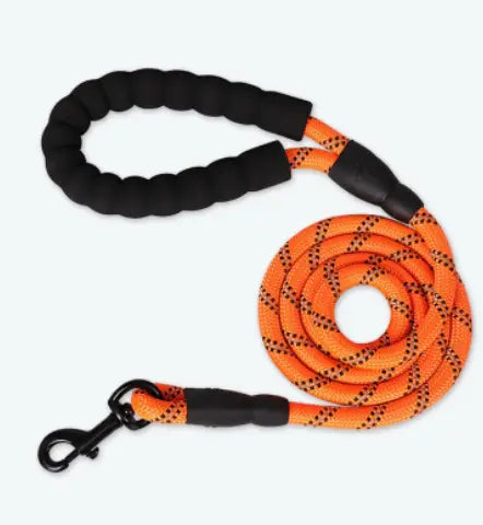 Laisse pour chien réfléchissante avec poignée rembourrée en nylon et corde orange vif, poignées recouvertes de mousse noire et fermoir métallique robuste.