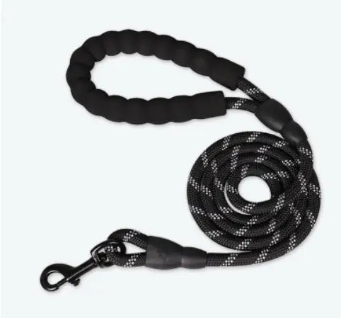 Laisse pour chien réfléchissante tressée noire avec poignée de prise texturée rembourrée et couture blanche en nylon durable.