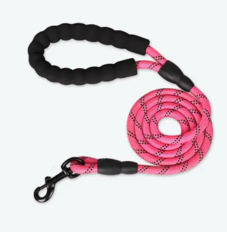 Laisse pour chien réfléchissante avec poignée rembourrée en nylon tressé rose et noir pour des promenades en toute sécurité.