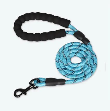 Laisse pour chien réfléchissante bleu clair avec poignée noire rembourrée en nylon tressé et fermoir métallique.