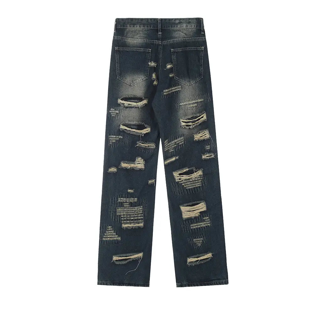 Jeans déchirés homme à effet usé, jambe droite, en denim, comportant plusieurs déchirures à l’aspect usé et des bords effilochés.