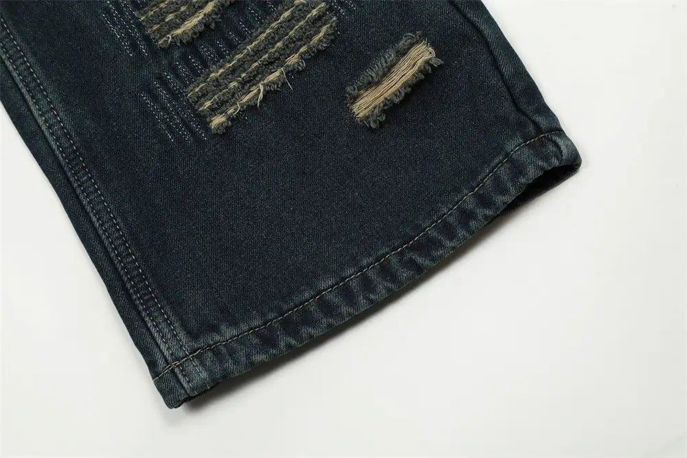 Jeans déchirés homme à effet usé, jambe droite, en denim, présentant des zones déchirées volontairement usées avec des bords effilochés.
