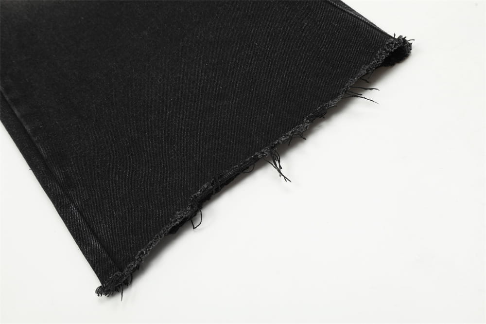 Los vaqueros negros de mezclilla con pernera recta y estilo desgastado para hombre, que muestran tejido de mezclilla negra con dobladillo deshilachado.