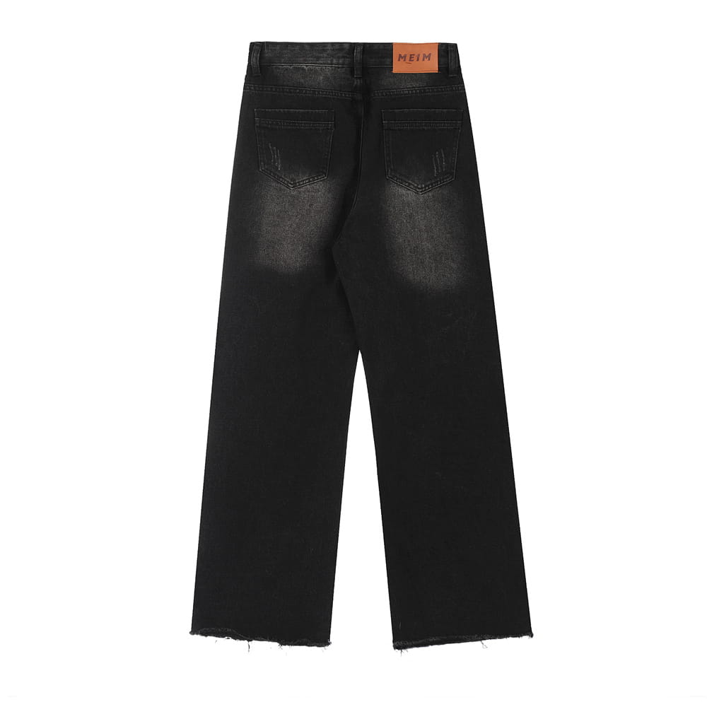 Vaqueros negros de mezclilla con pernera recta y estilo desgastado para hombre, con lavado deslavado y dobladillos deshilachados en material de mezclilla negra.