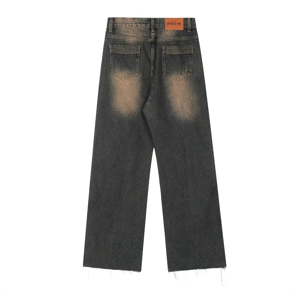 Vaqueros negros de mezclilla con pernera recta y estilo desgastado para hombre, con tejido gris oscuro, lavado deslavado y desgastado, y dobladillos deshilachados.