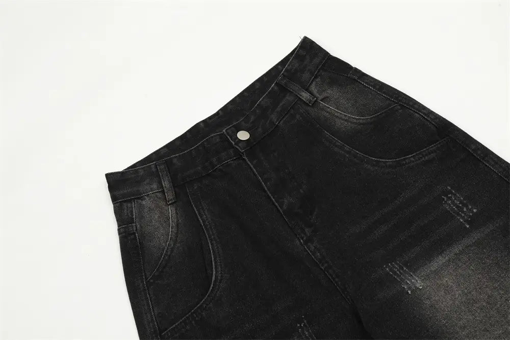 Vaqueros negros de mezclilla con pernera recta y estilo desgastado para hombre, con lavado deslavado y detalles sutilmente deshilachados.