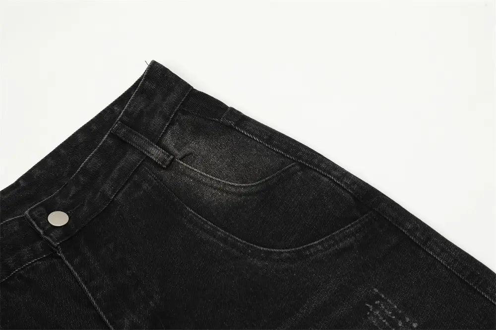 Vaqueros negros de mezclilla con pernera recta y estilo desgastado para hombre, con lavado deslavado y detalles sutiles de desgaste en una tela de denim resistente.
