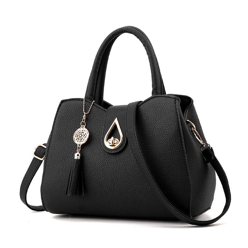 Schwarze Ledergroßtastchen Schultertasche mit strukturierter Oberfläche, goldfarbenem tropfenförmigem Verschluss und dekorativem Quasten-Anhänger.