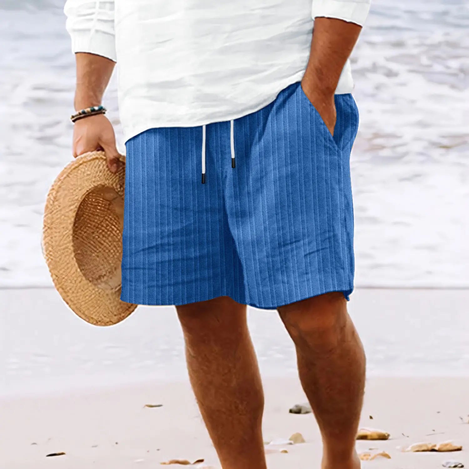 Short d’été en lin bambou côtelé à cordon de serrage pour hommes à rayures bleues, avec cordons blancs et poches latérales.