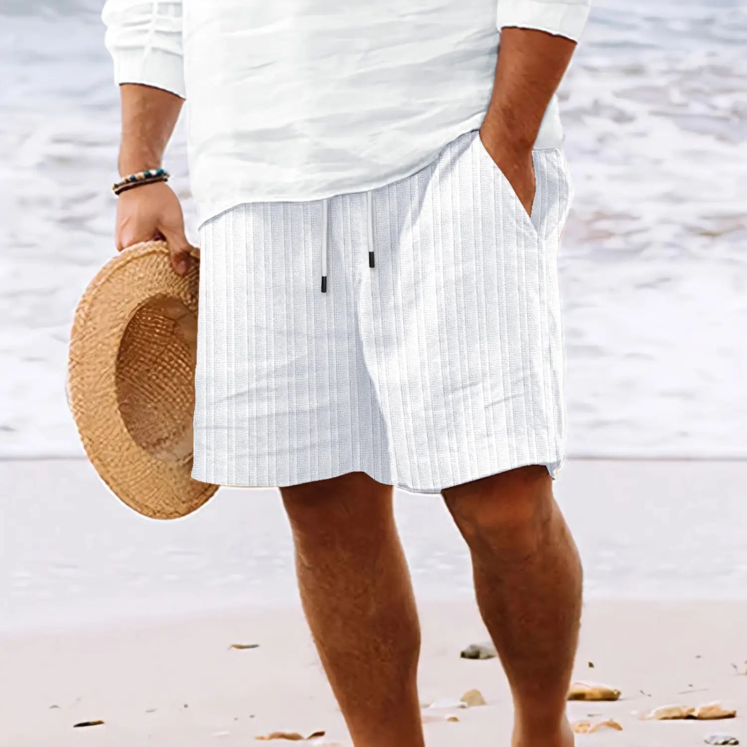 Short d’été en lin bambou côtelé à cordon de serrage pour hommes blanc, avec rayures et taille à cordon noir.