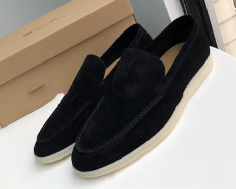 Mocasines de ante negro para hombre con suela de goma blanca, para uso casual, mostrados por el lado trasero.