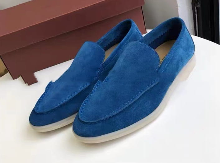 Par de mocasines de ante azul vibrante para hombre, tipo slip-on, con suelas de goma blancas, calzado casual.