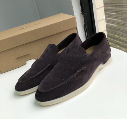 Mocasines de ante morado oscuro para hombre, tipo slip-on, con suela de goma blanca, calzado casual.