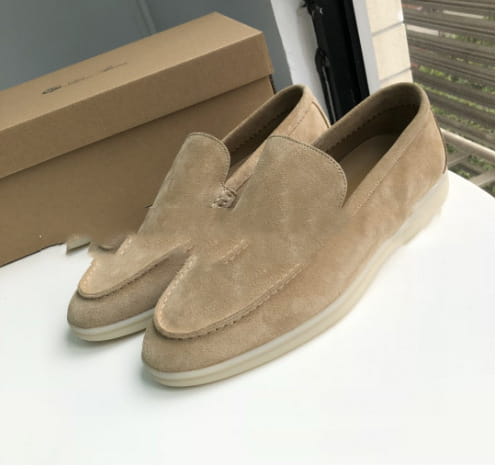Mocasines beige de ante para hombre, tipo slip-on, con detalles de costura sutiles y suela de goma blanca, calzado casual.