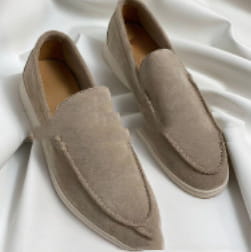 Mocasines beige de ante para hombre, tipo slip-on, con diseño clásico tipo mocasín y suela de goma blanca, calzado casual.