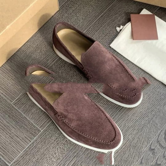 Mocasines de ante para hombre en color marrón con suelas de goma blancas y costuras decorativas, diseñados para uso casual.