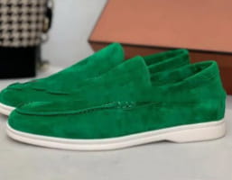 Mocasines de ante para hombre en color verde con suela de goma blanca, diseñados como calzado casual.