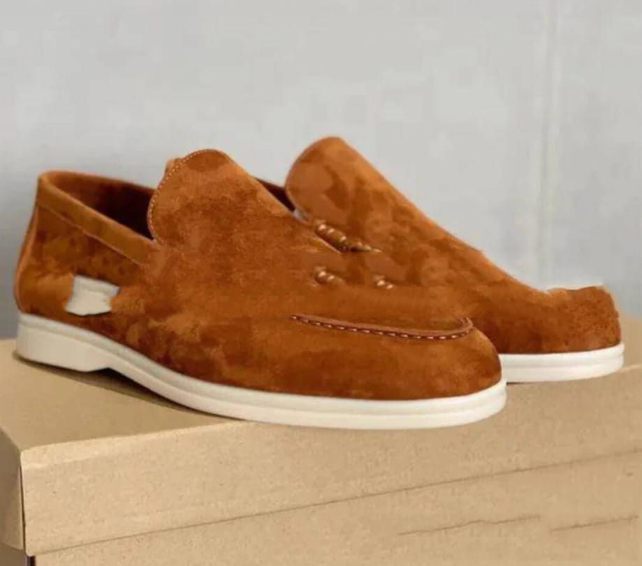 Mocasines de ante color camel para hombre con un patrón camuflado sutil y suelas de goma blancas, diseñados como calzado casual.