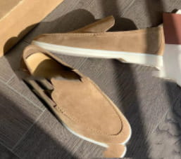 Mocasines de ante color camel para hombre con suela de goma blanca, diseñados como calzado casual.