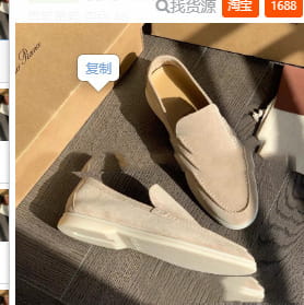 Mocasines beige de ante para hombre, tipo slip-on, con un diseño limpio y minimalista y suelas de goma blancas para uso casual