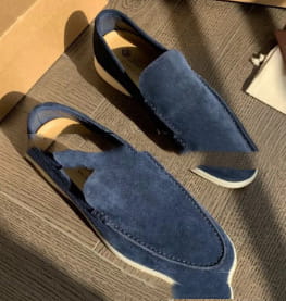 Mocasines de ante azul para hombre, tipo slip-on, con suelas de goma blancas, diseñados para uso casual.