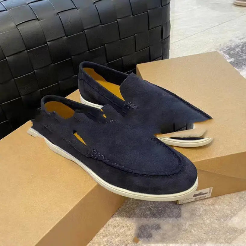 Mocasines tipo slip-on de ante azul marino para hombre con suelas de goma blancas y forro interior amarillo para uso casual