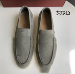 Mocasines de ante verde-gris para hombre con un diseño clásico tipo slip-on y suela de goma blanca para uso casual