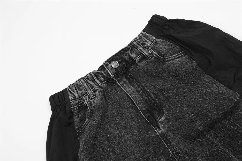 Joggers de mezclilla negros para hombre con cintura elástica y un panel lateral de tela negra a contraste.