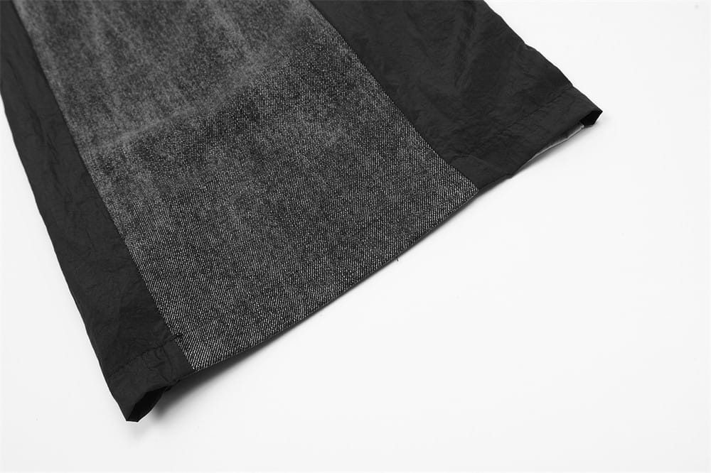 Joggers de mezclilla para hombre con panel de contraste y cintura elástica, con tejido de remiendos en negro y gris carbón, con textura en un lado y material mate liso en el otro.