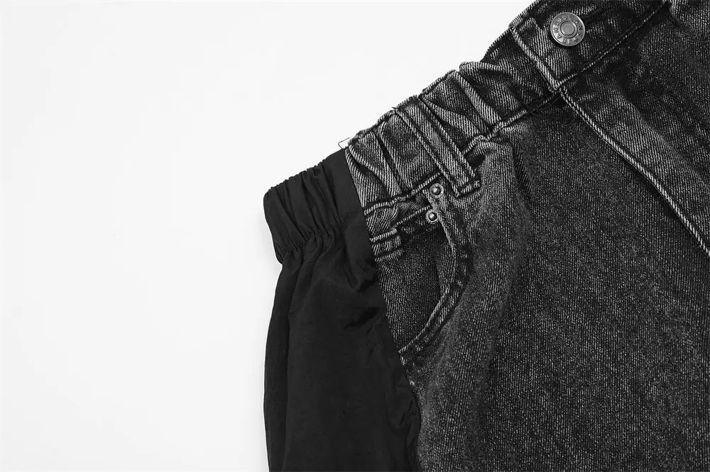 Joggers de mezclilla de lavado oscuro para hombre con forro de tela negra a contraste y cintura elástica, diseñados para mayor comodidad y estilo.