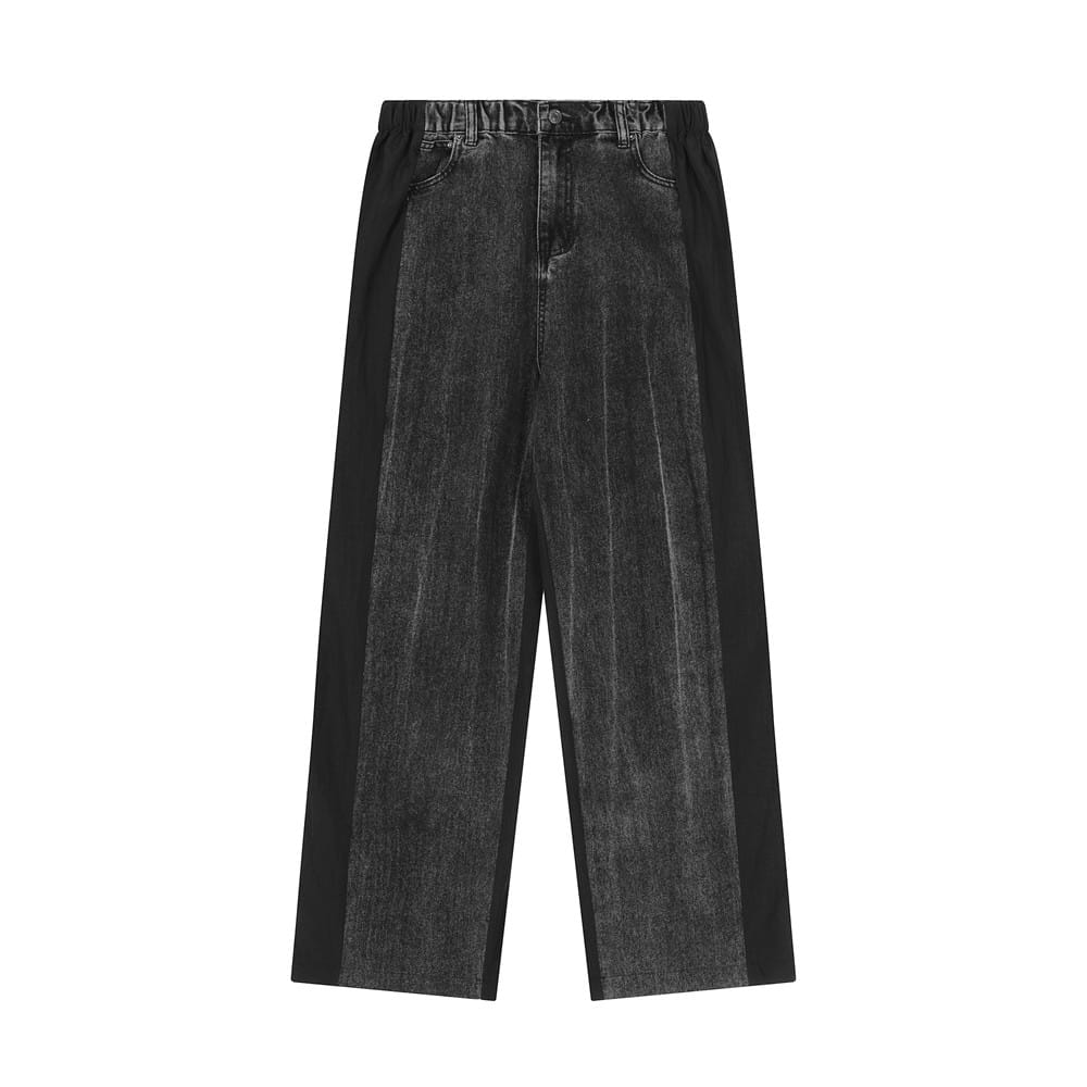 Joggers de mezclilla para hombre con panel de contraste y cintura elástica en negro y gris, con paneles laterales negros, mostrados desde el frente
